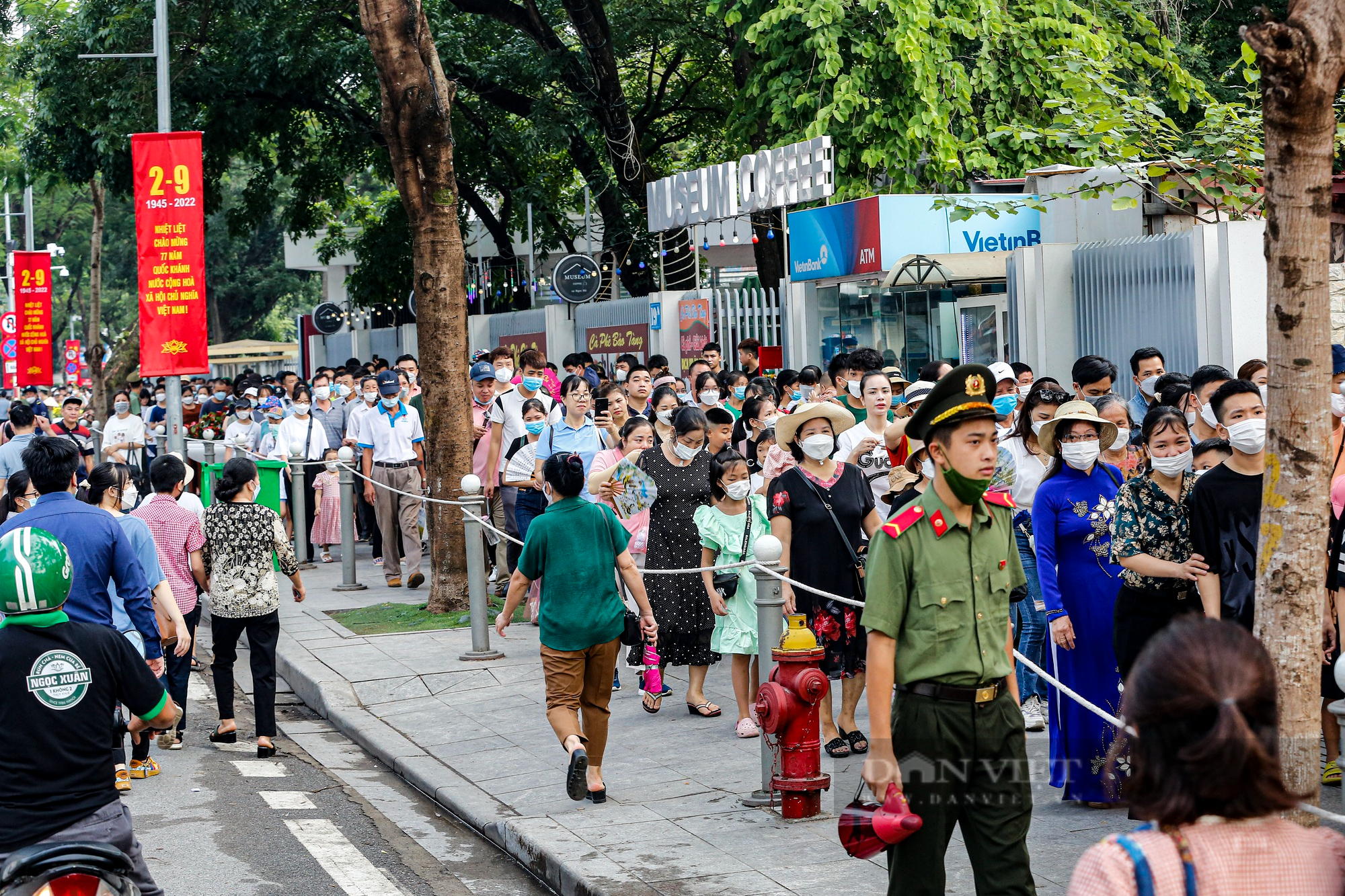 Hàng vạn người xếp hàng dài vào Lăng viếng Chủ tịch Hồ Chí Minh ngày Quốc khánh 2/9 - Ảnh 1.