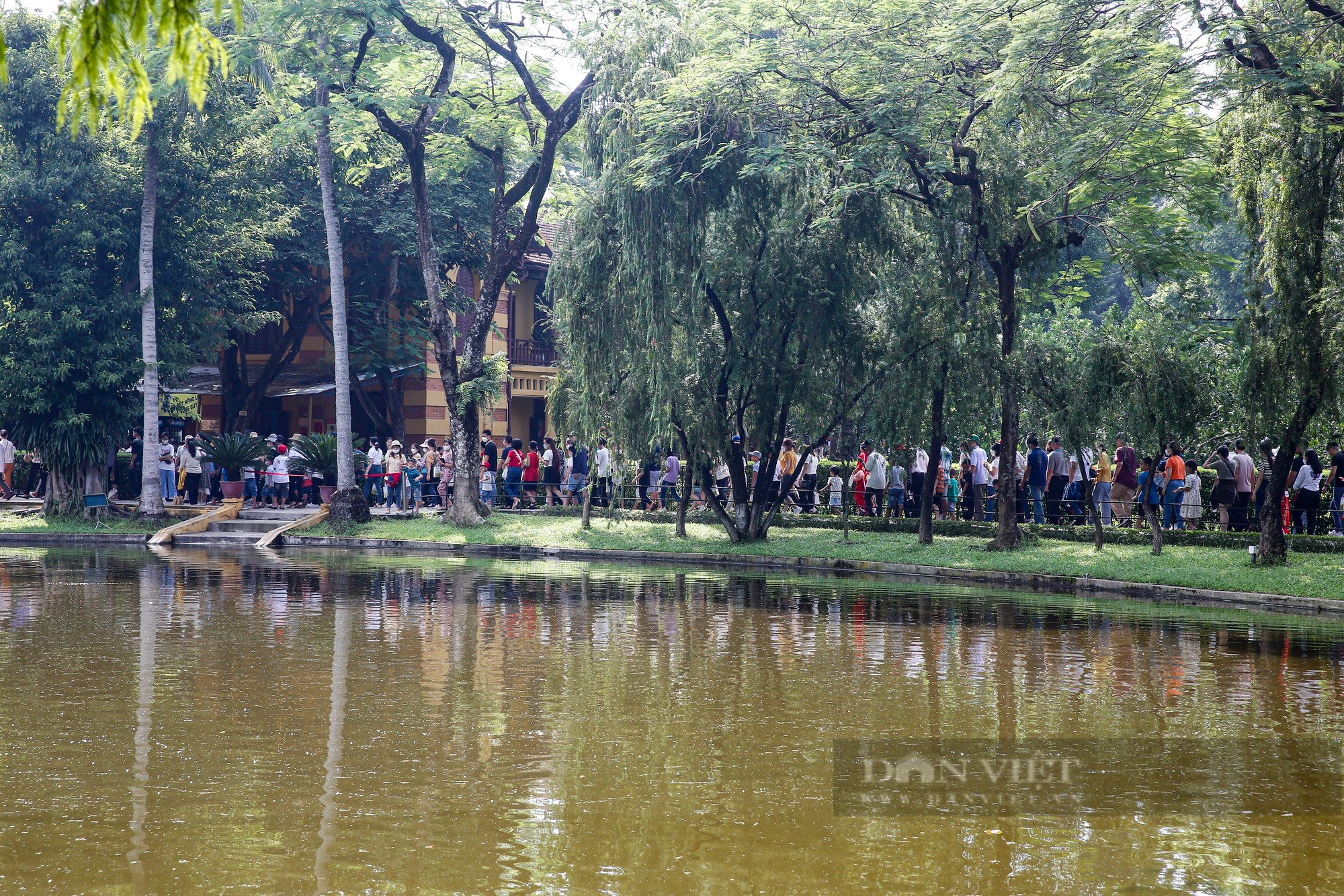 Hàng vạn người xếp hàng dài vào Lăng viếng Chủ tịch Hồ Chí Minh ngày Quốc khánh 2/9 - Ảnh 10.