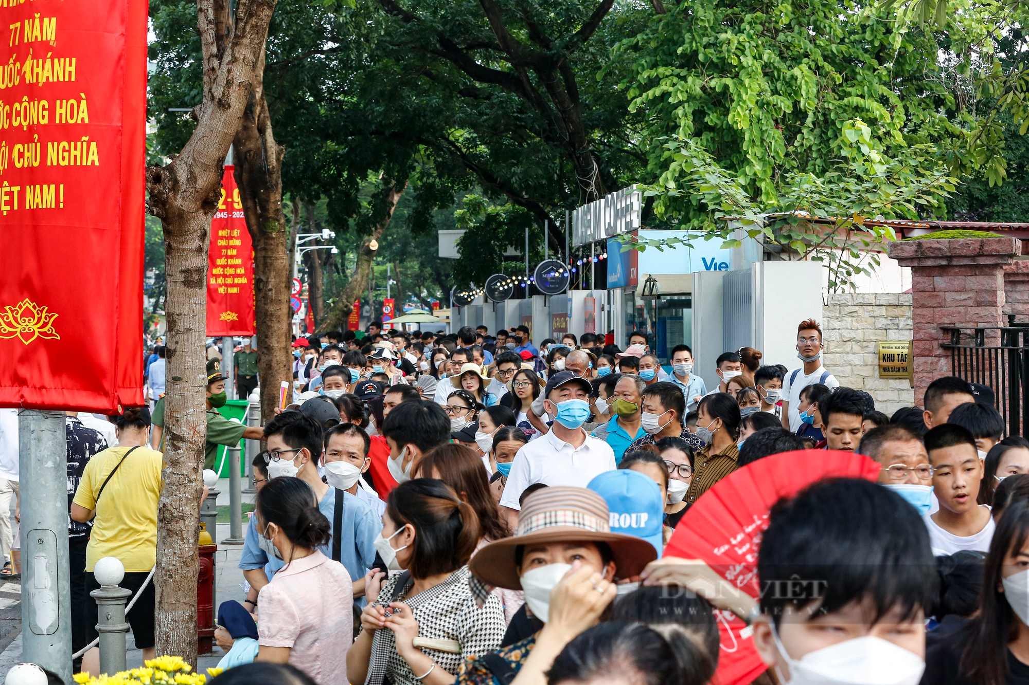 Hàng vạn người xếp hàng dài vào Lăng viếng Chủ tịch Hồ Chí Minh ngày Quốc khánh 2/9 - Ảnh 2.