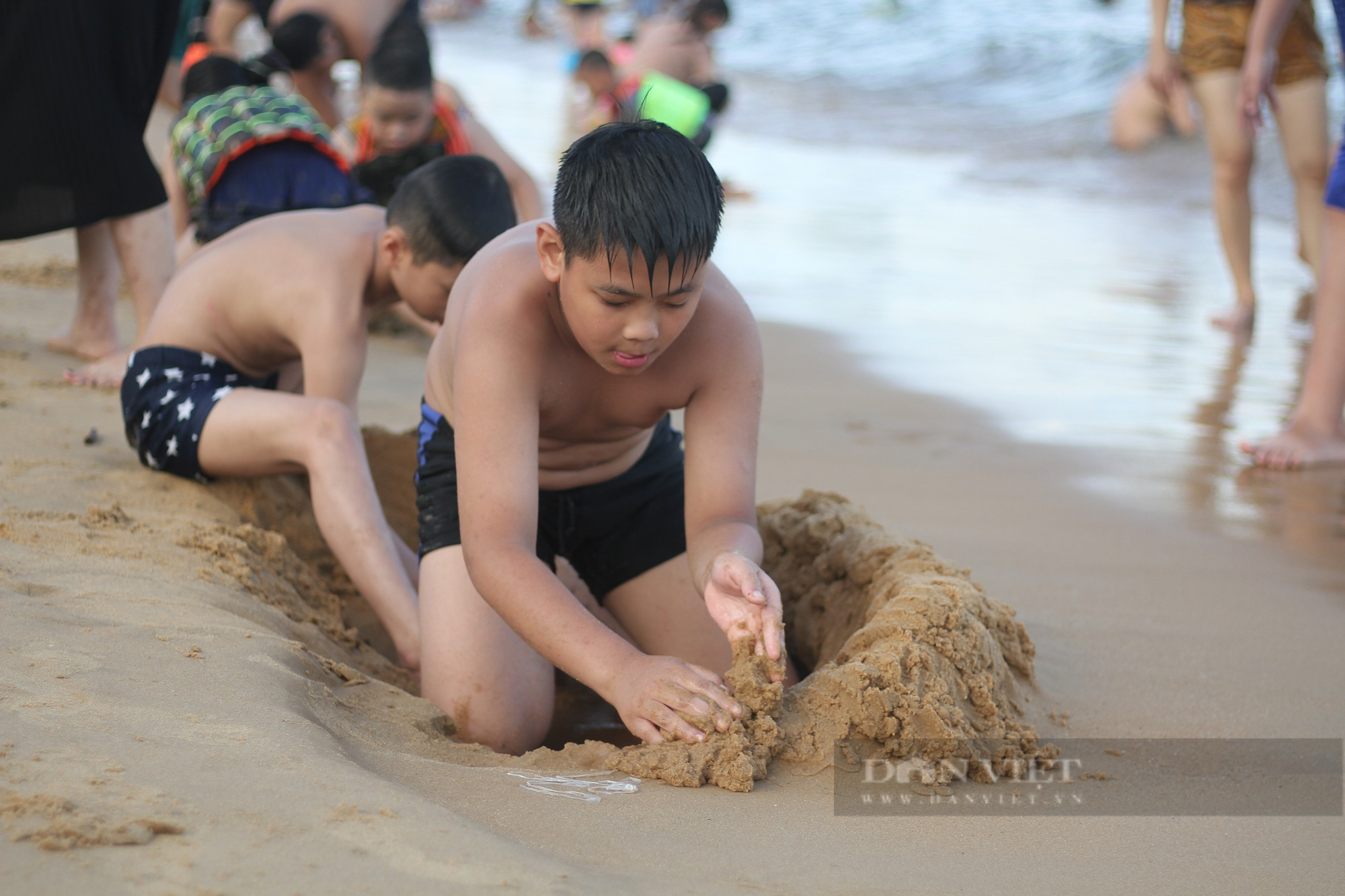 &quot;Ăn chơi&quot; lễ Quốc khánh 2/9, hàng nghìn du khách đổ xô về biển Quy Nhơn - Ảnh 2.