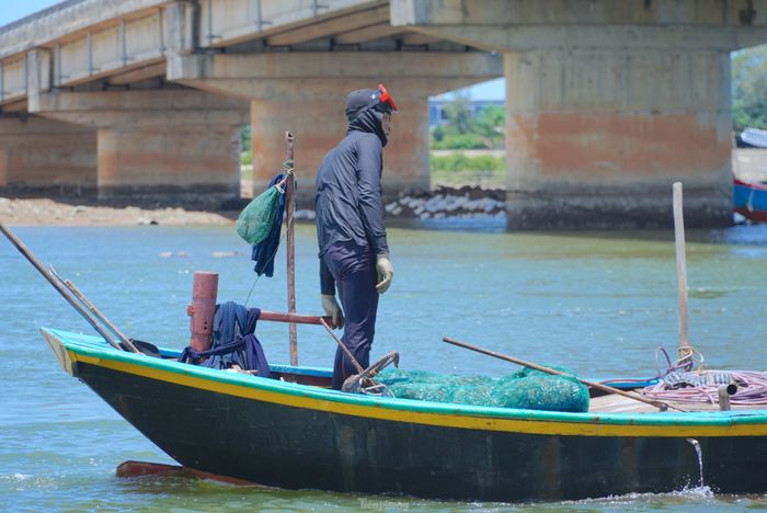 Lặn hàng tiếng đồng hồ giữa sông để bắt con đặc sản đen, một buổi sáng kiếm được tiền triệu - Ảnh 2.