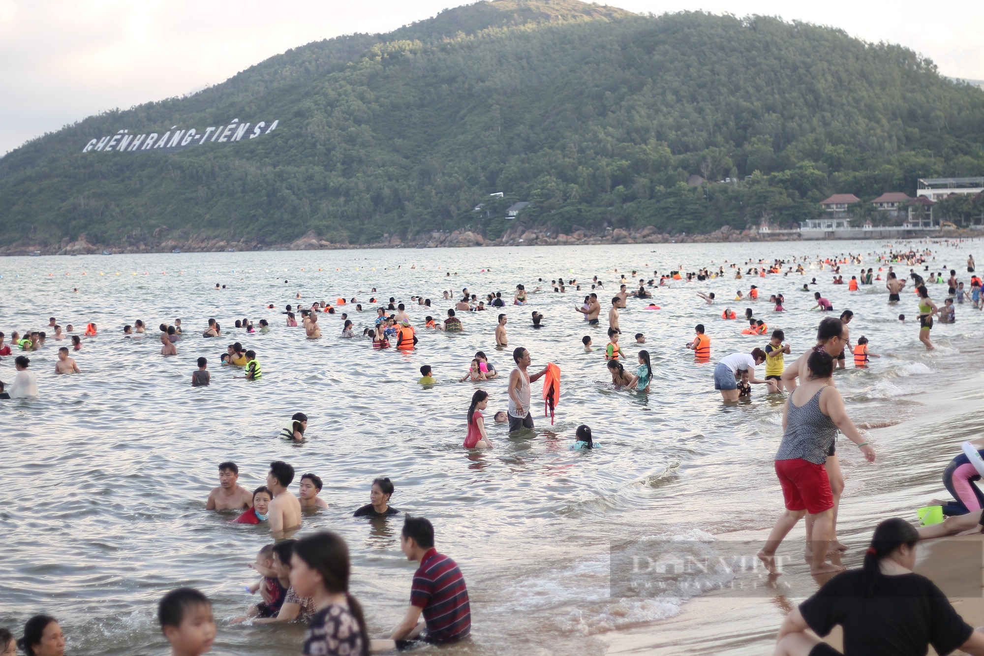 &quot;Ăn chơi&quot; lễ Quốc khánh 2/9, hàng nghìn du khách đổ xô về biển Quy Nhơn - Ảnh 13.