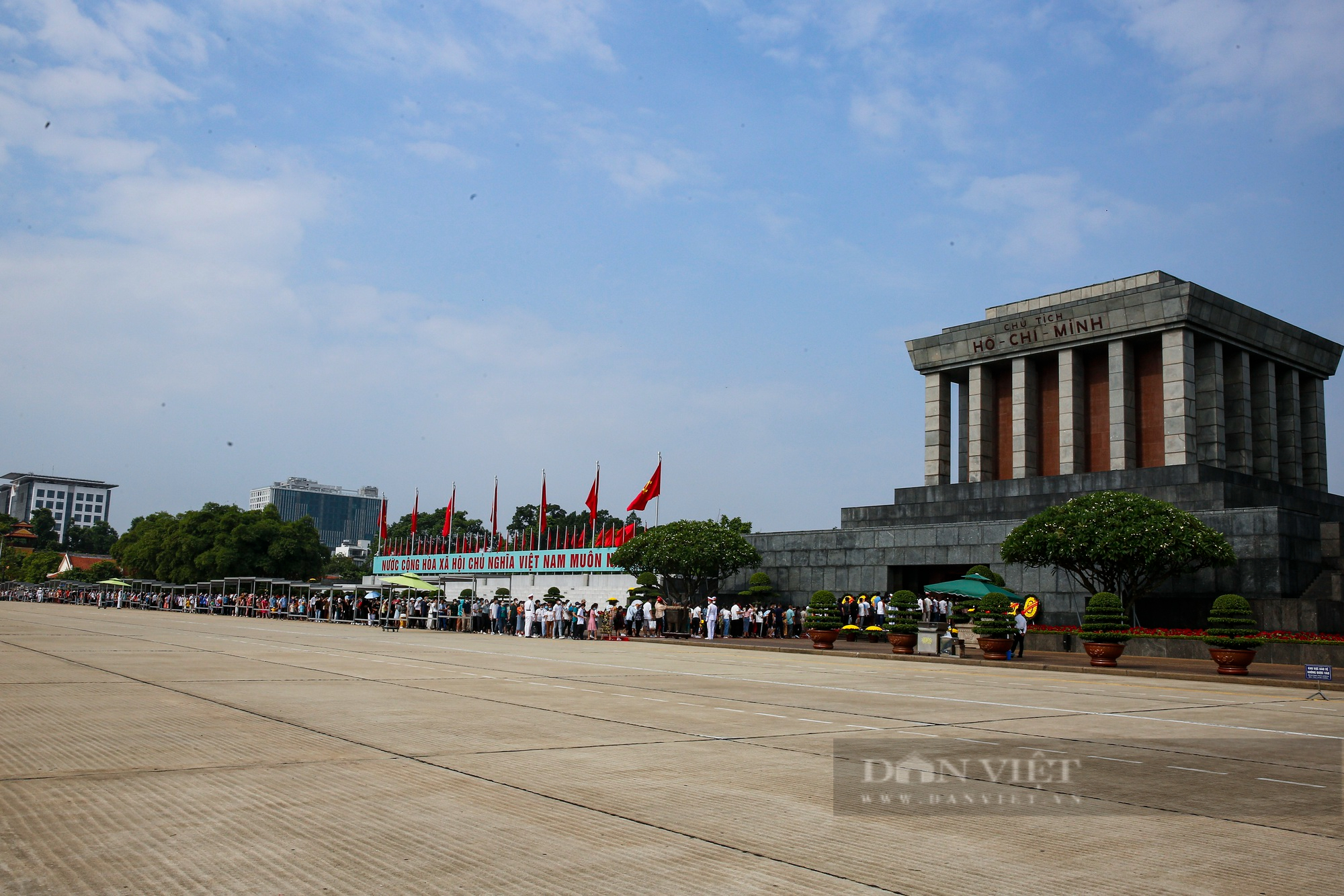 Hàng vạn người xếp hàng dài vào Lăng viếng Chủ tịch Hồ Chí Minh ngày Quốc khánh 2/9 - Ảnh 4.