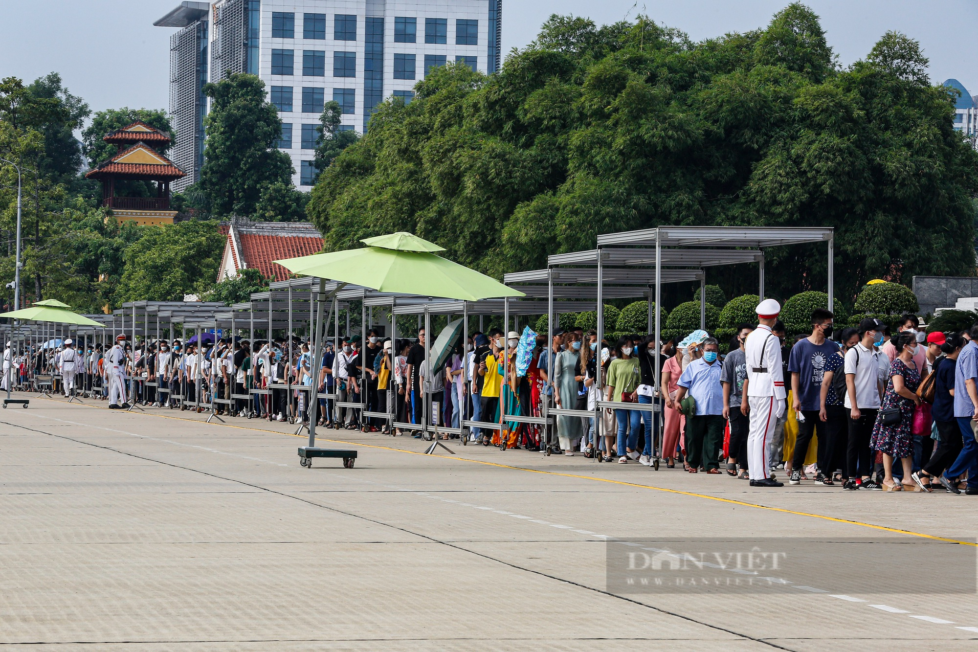 Hàng vạn người xếp hàng dài vào Lăng viếng Chủ tịch Hồ Chí Minh ngày Quốc khánh 2/9 - Ảnh 5.