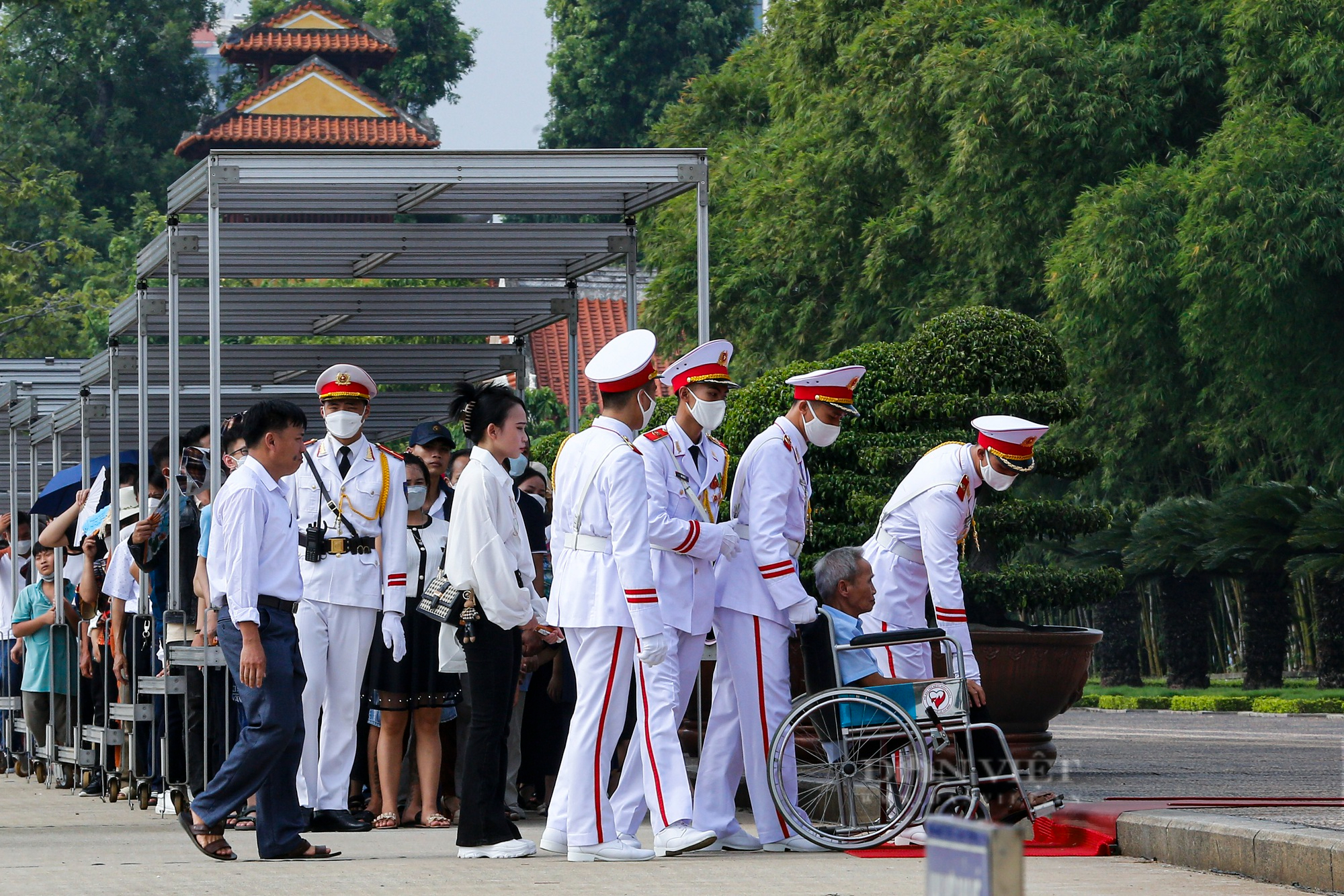 Hàng vạn người xếp hàng dài vào Lăng viếng Chủ tịch Hồ Chí Minh ngày Quốc khánh 2/9 - Ảnh 6.