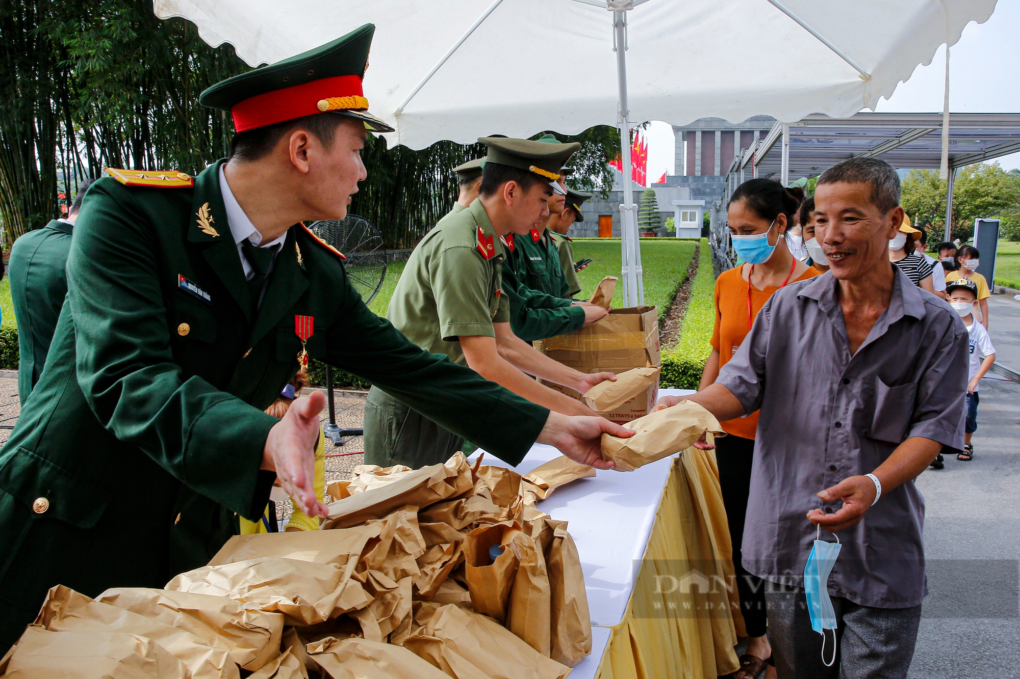 Hàng vạn người xếp hàng dài vào Lăng viếng Chủ tịch Hồ Chí Minh ngày Quốc khánh 2/9 - Ảnh 8.