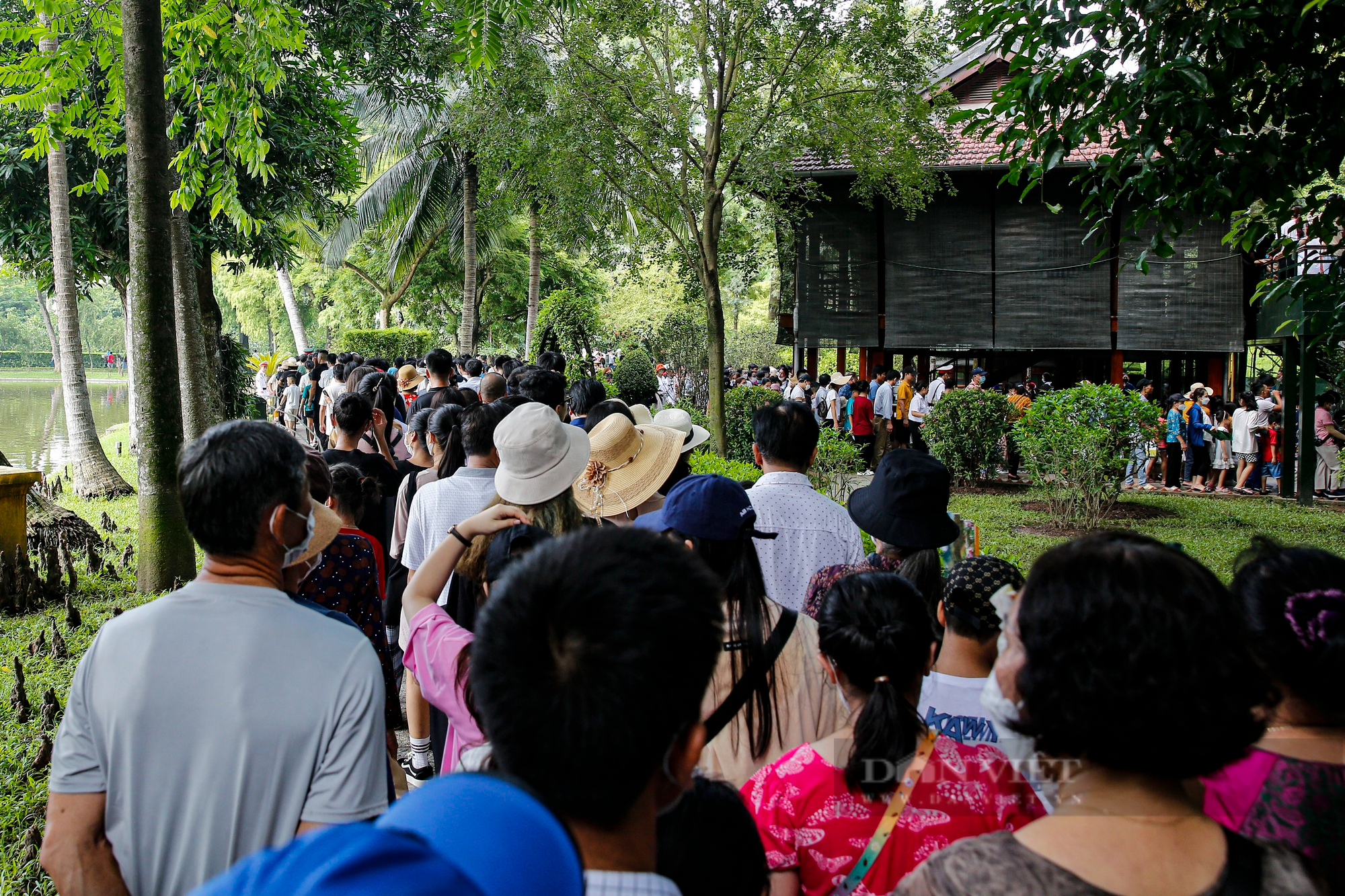 Hàng vạn người xếp hàng dài vào Lăng viếng Chủ tịch Hồ Chí Minh ngày Quốc khánh 2/9 - Ảnh 9.