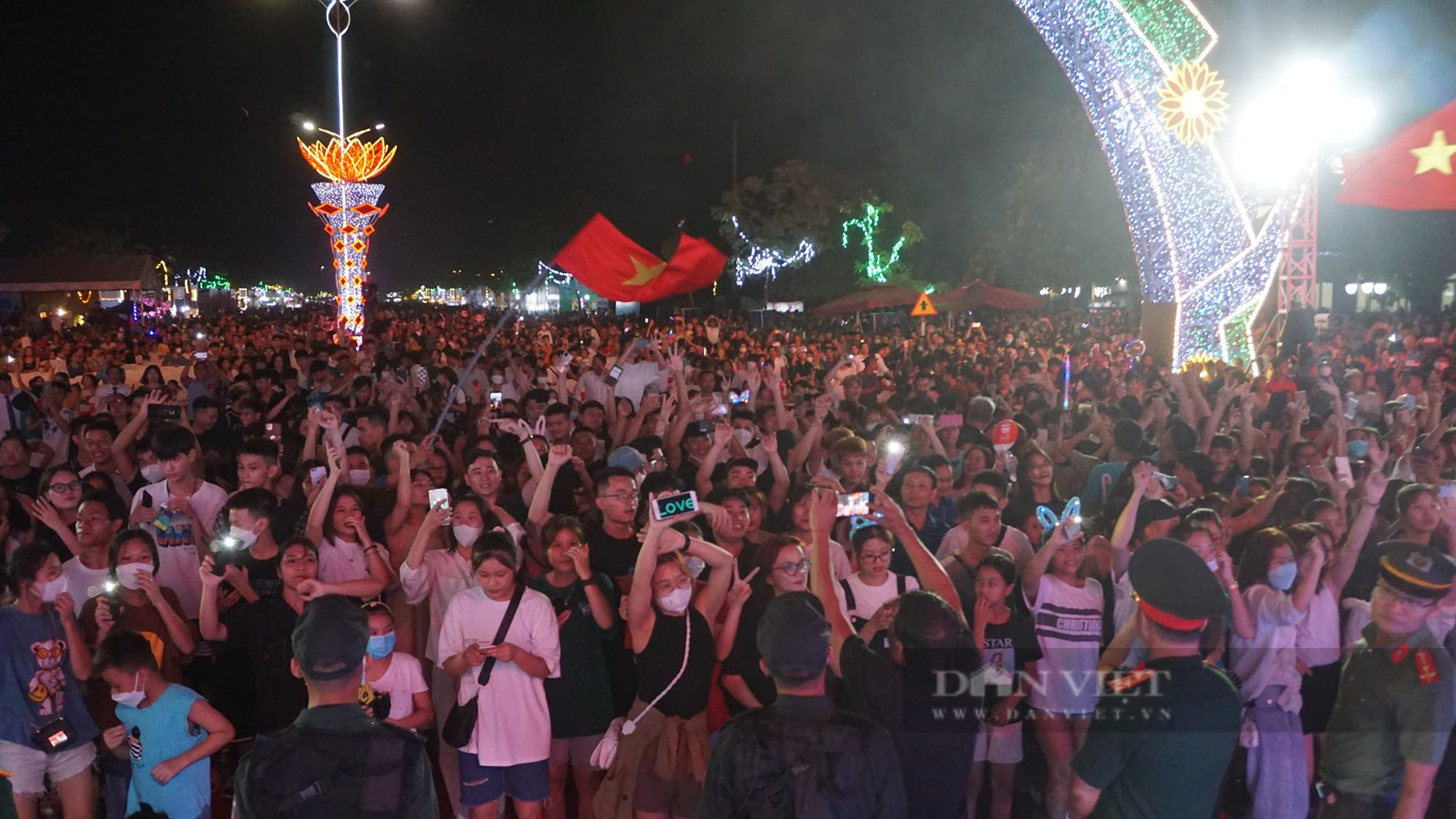 Phú Thọ: Biển người đổ về xem màn pháo hoa rực trời khai hội du lịch Thanh Thủy 2022 - Ảnh 4.