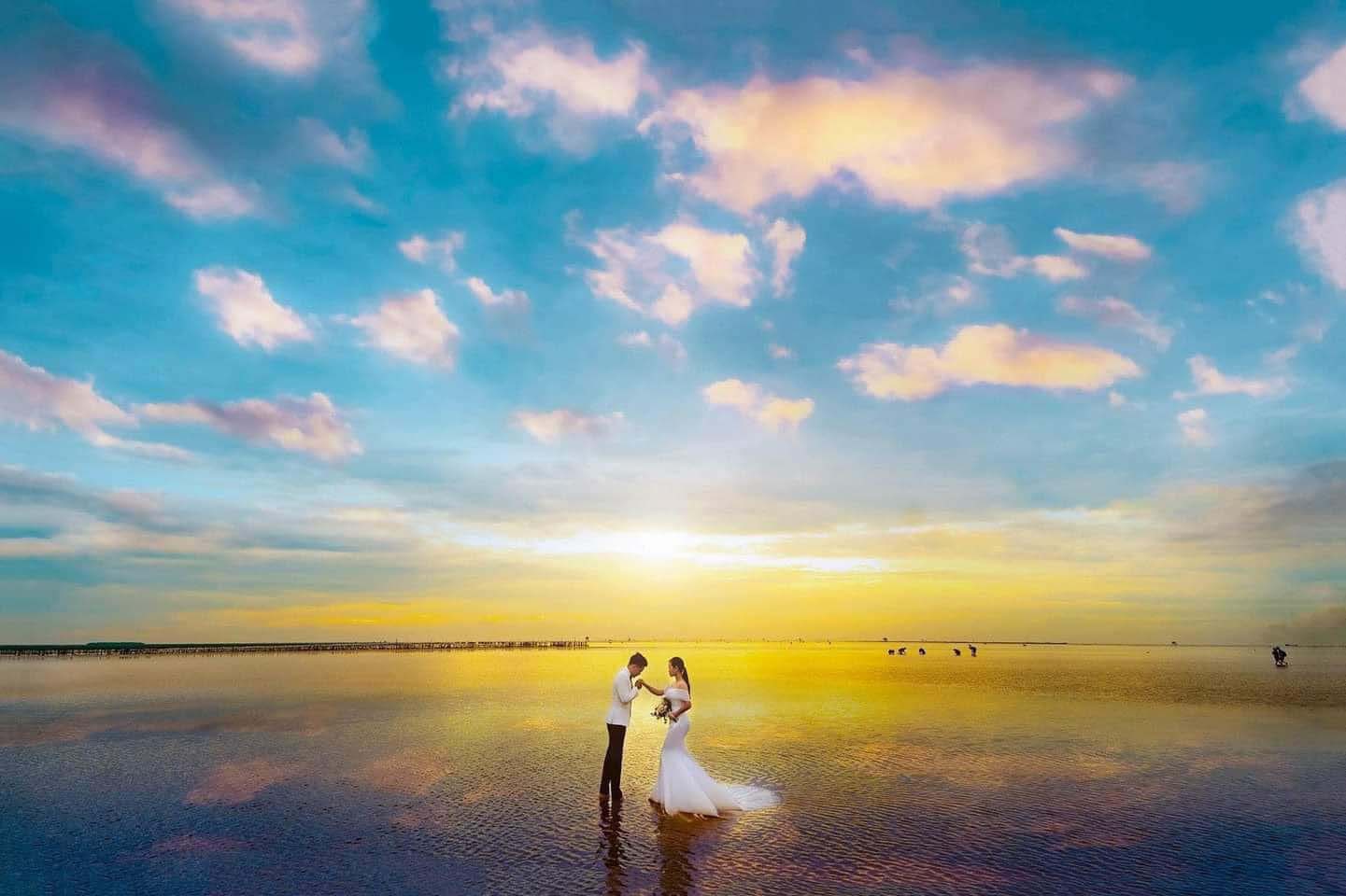 Biển vô cực Thái Bình là một trong những địa điểm du lịch nổi tiếng nhất ở Việt Nam. Với màu xanh ngắt của biển cả và những bãi cát trắng trải dài, bạn sẽ không thể rời mắt khỏi những hình ảnh đẹp mê hồn của biển vô cực Thái Bình. Hãy cùng xem và nhận thấy rằng vẻ đẹp này là đích thực không thể chối từ.