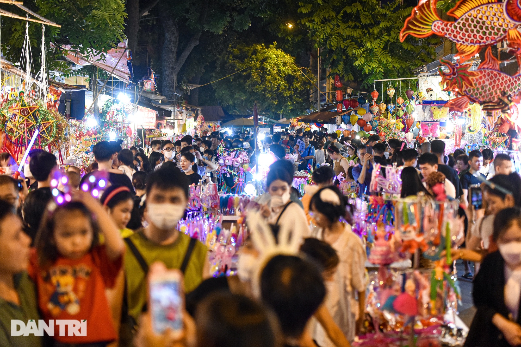 Hà Nội: Khách Tây và giới trẻ chen chân chờ tàu đến ở phố đường tàu - Ảnh 2.