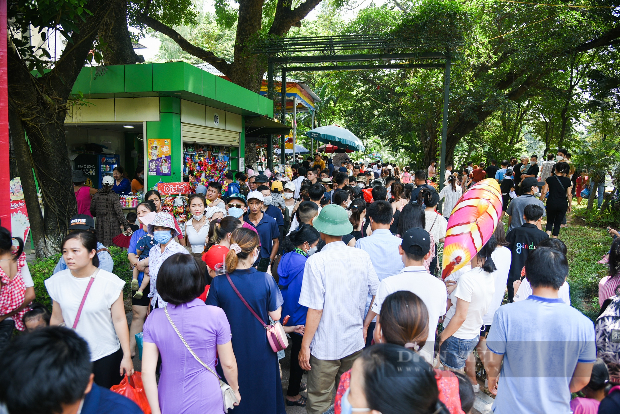 Hàng nghìn người tới công viên Thủ Lệ vui chơi trong ngày nghỉ lễ 2/9 - Ảnh 5.