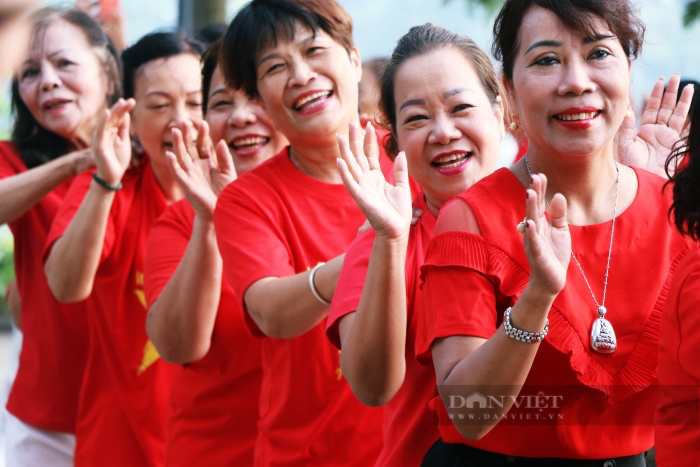 Người Hà Nội mặc áo dài tập thể dục, nhảy dây chào mừng Quốc khánh 2/9 - Ảnh 4.
