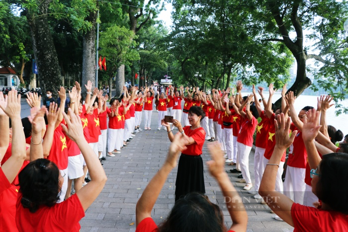 Người Hà Nội mặc áo dài tập thể dục, nhảy dây chào mừng Quốc khánh 2/9 - Ảnh 2.