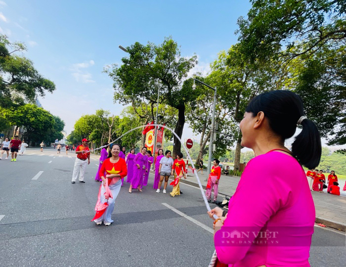Người Hà Nội mặc áo dài tập thể dục, nhảy dây chào mừng Quốc khánh 2/9 - Ảnh 6.