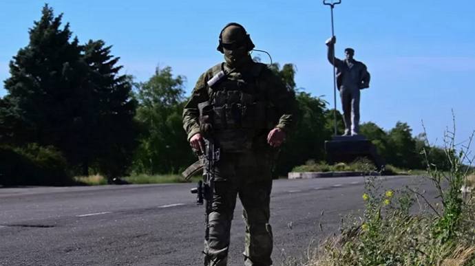 Tình báo Ukraine kêu gọi người dân Crimea 'bán đứng' lính Nga, Moscow mất hơn 900 sĩ quan tinh nhuệ ở Ukraine - Ảnh 1.