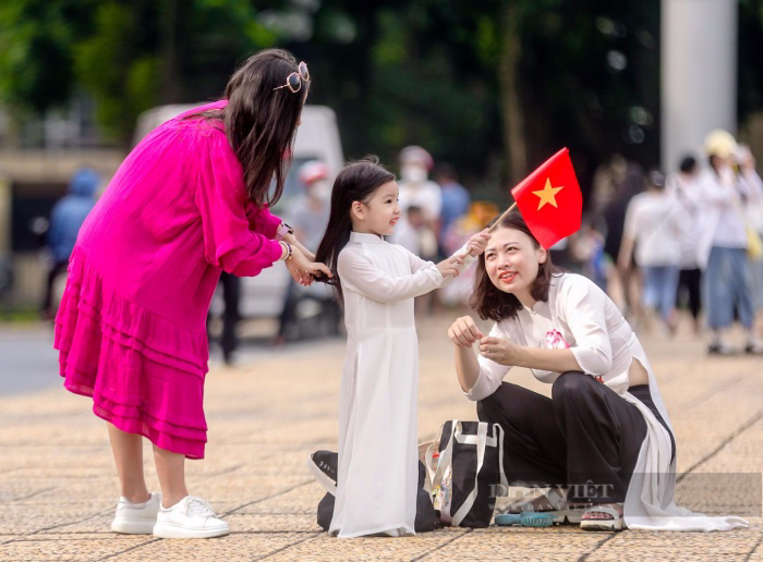 Người Hà Nội mặc áo dài tập thể dục, nhảy dây chào mừng Quốc khánh 2/9 - Ảnh 5.