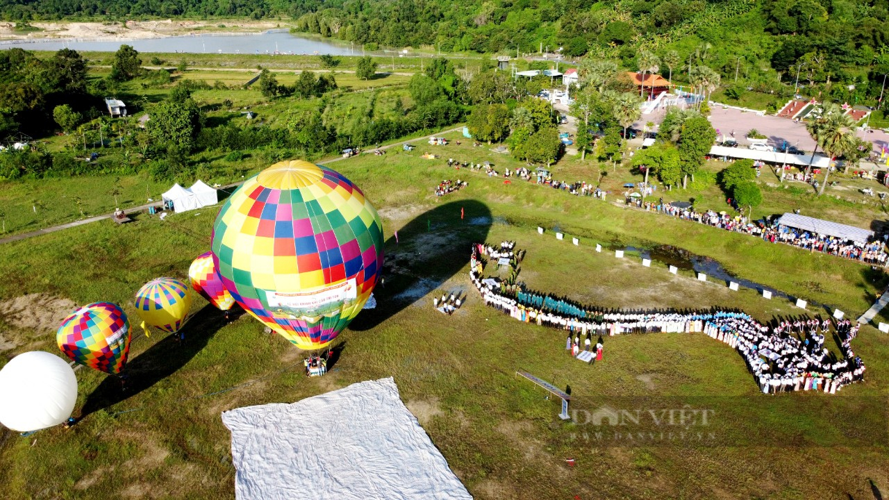 An Giang: Hàng chục nghìn người đổ xô về Lễ hội kinh khí cầu Tri Tôn năm 2022 - Ảnh 5.