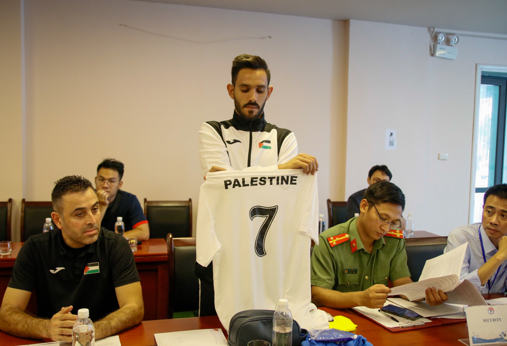 Tổ trọng tài Việt Nam điều khiển trận đấu giữa U20 Việt Nam và U20 Palestine - Ảnh 6.