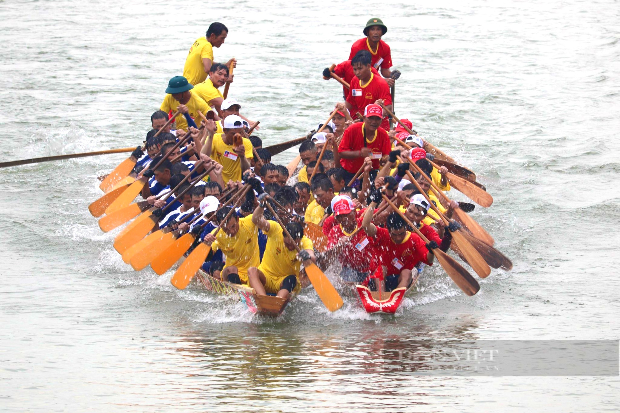 Đua thuyền sông Kiến Giang là một trải nghiệm tuyệt vời không thể bỏ lỡ trong lễ hội. Hãy cùng chiêm ngưỡng những hình ảnh đầy màu sắc và phấn khích này để cảm nhận được bầu không khí sôi động của địa phương.