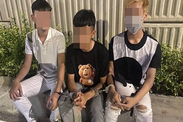 Nhóm thanh niên say xỉn, chở ba tông cảnh sát làm nhiệm vụ tại Đà Nẵng  - Ảnh 1.