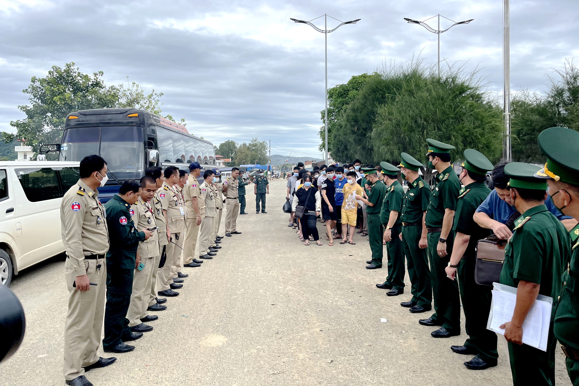 Bộ đội Biên phòng An Giang tiếp nhận 44 công dân từ Campuchia   - Ảnh 1.