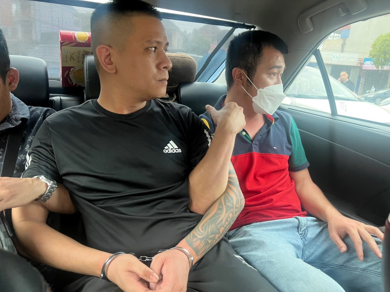 Vụ nam thanh niên bị đâm gục trên vỉa hè ở Hà Nội: Bất ngờ lời khai của tài xế taxi - Ảnh 1.