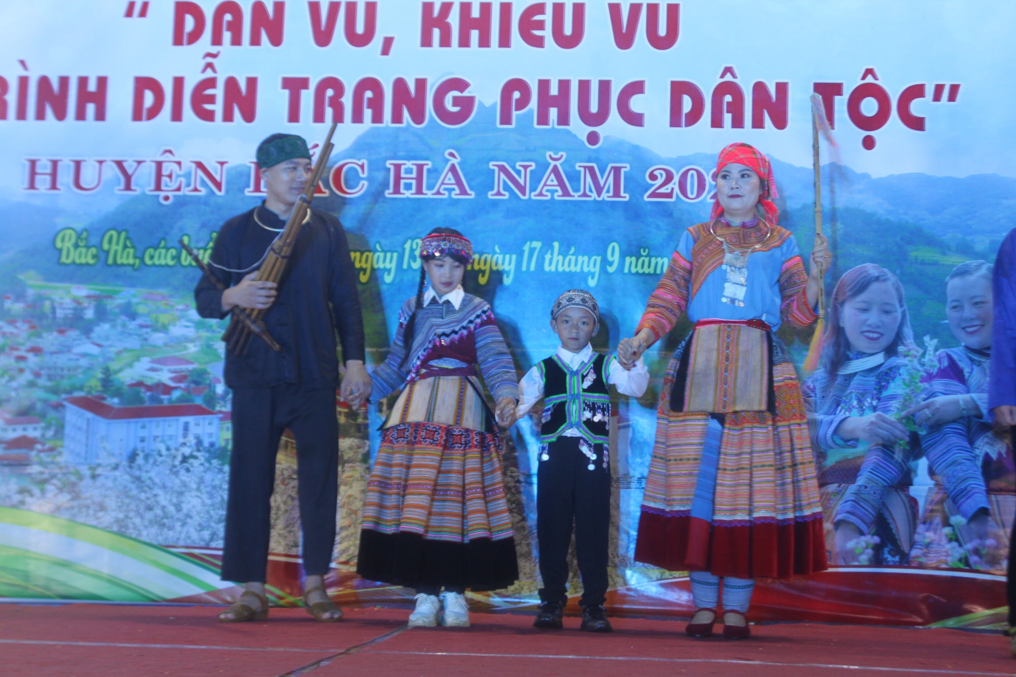 500 người tham gia thi dân vũ, khiêu vũ và trình diễn trang phục dân tộc miền cao nguyên trắng Bắc Hà - Ảnh 1.