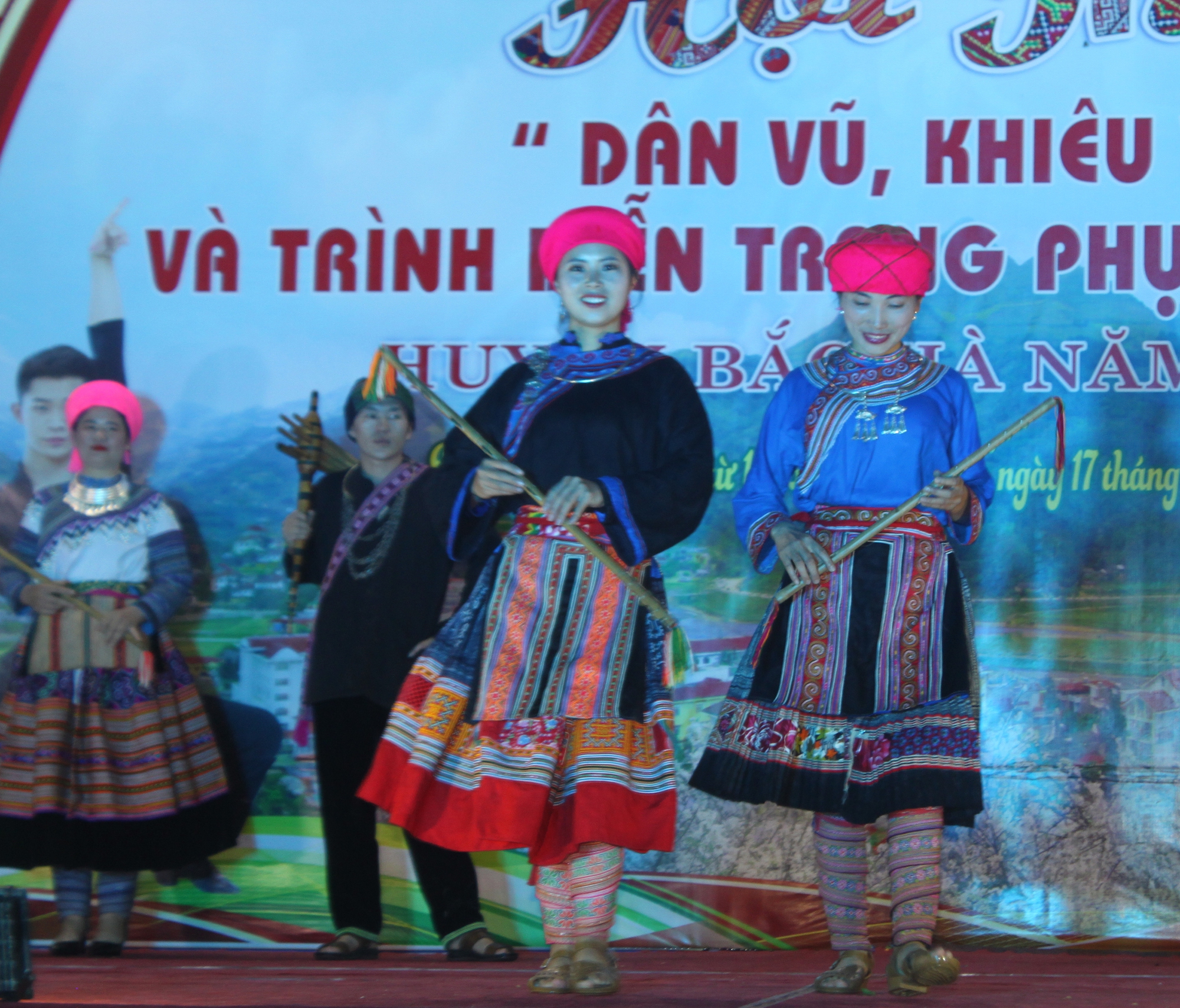500 người tham gia thi dân vũ, khiêu vũ và trình diễn trang phục dân tộc miền cao nguyên trắng Bắc Hà - Ảnh 5. 500 người tham gia thi dân vũ, khiêu vũ và trình diễn trang phục dân tộc miền cao nguyên trắng Bắc Hà - Ảnh 5.