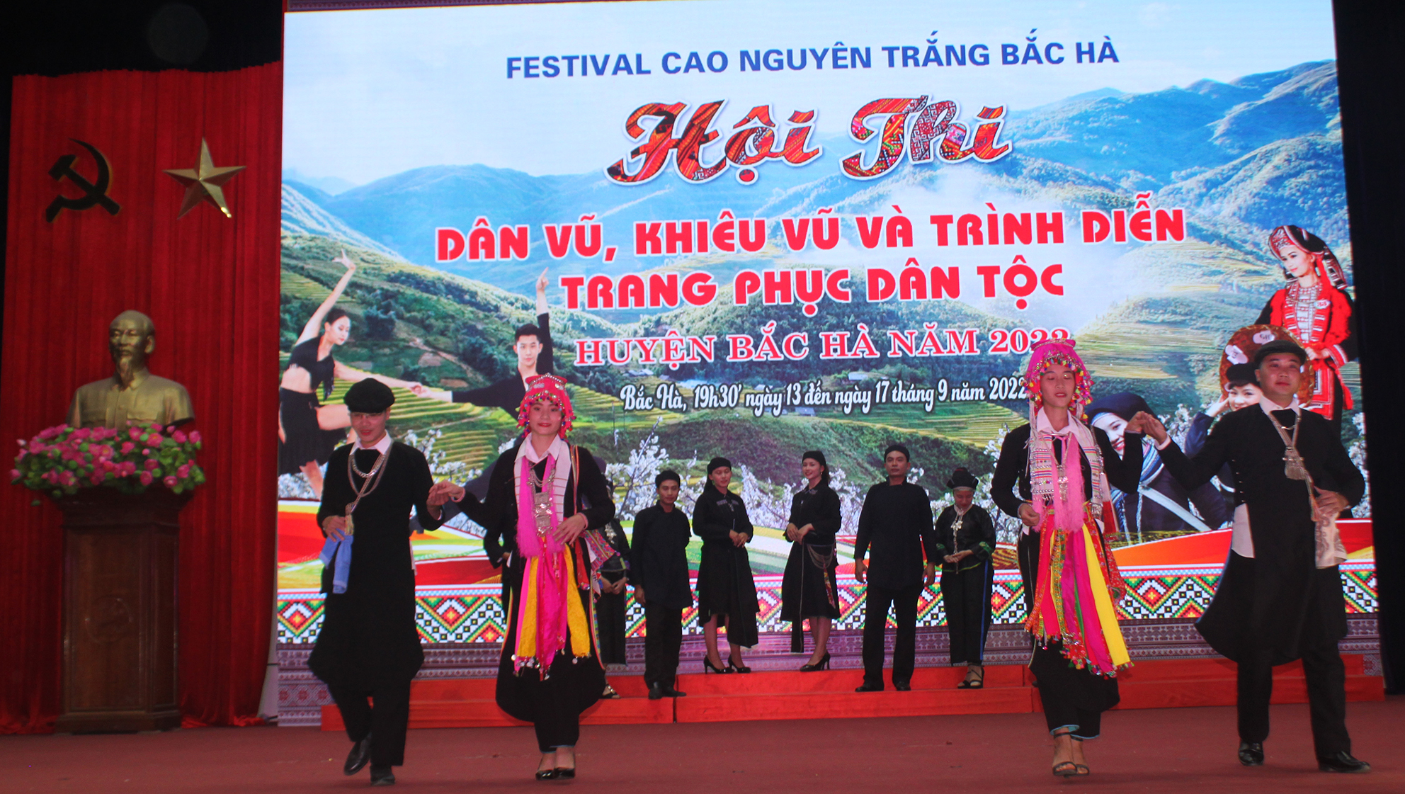 500 người tham gia thi dân vũ, khiêu vũ và trình diễn trang phục dân tộc miền cao nguyên trắng Bắc Hà - Ảnh 3.