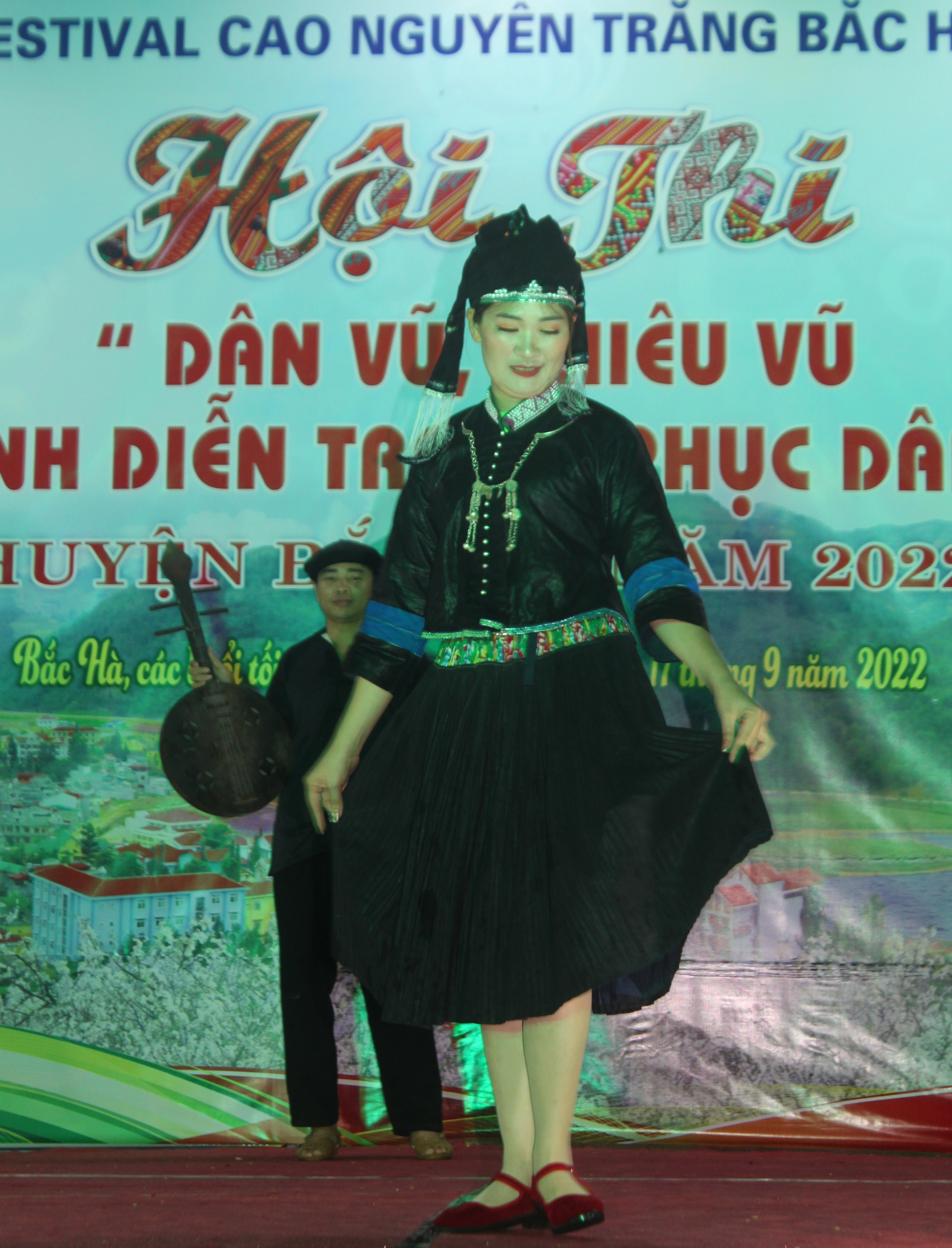 500 người tham gia thi dân vũ, khiêu vũ và trình diễn trang phục dân tộc miền cao nguyên trắng Bắc Hà - Ảnh 4. 500 người tham gia thi dân vũ, khiêu vũ và trình diễn trang phục dân tộc miền cao nguyên trắng Bắc Hà - Ảnh 4.