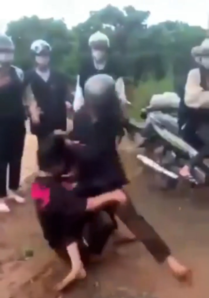 Hai nữ sinh đánh nhau trước sự hò reo của bạn bè - Ảnh 2.