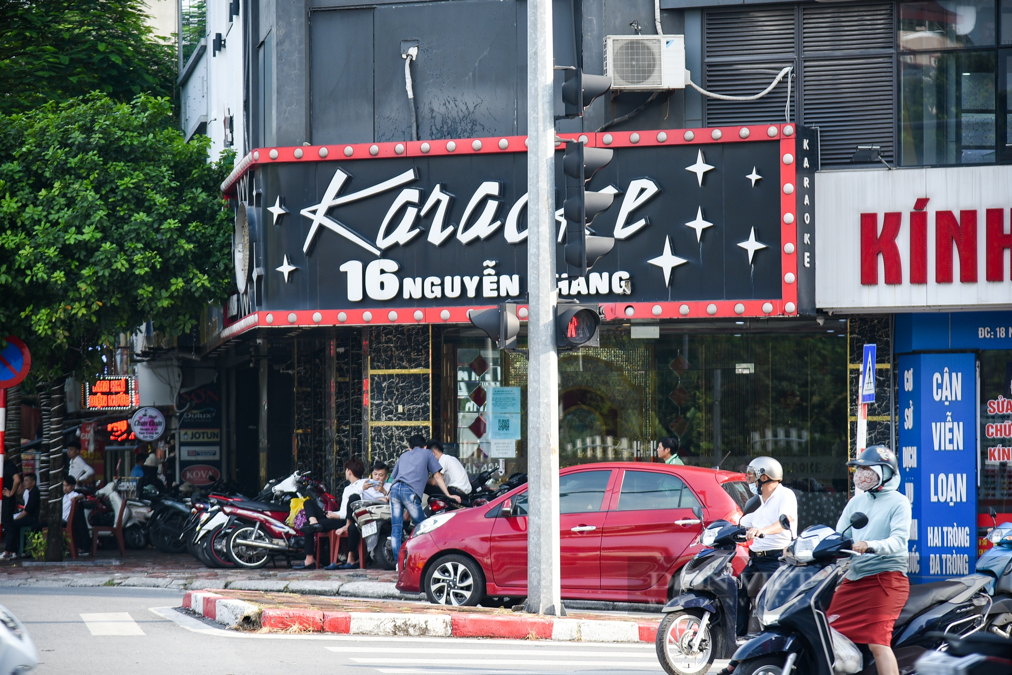 Sau hàng loạt vụ cháy, nhiều quán karaoke ở Hà Nội rơi vào tình trạng ế khách - Ảnh 6.