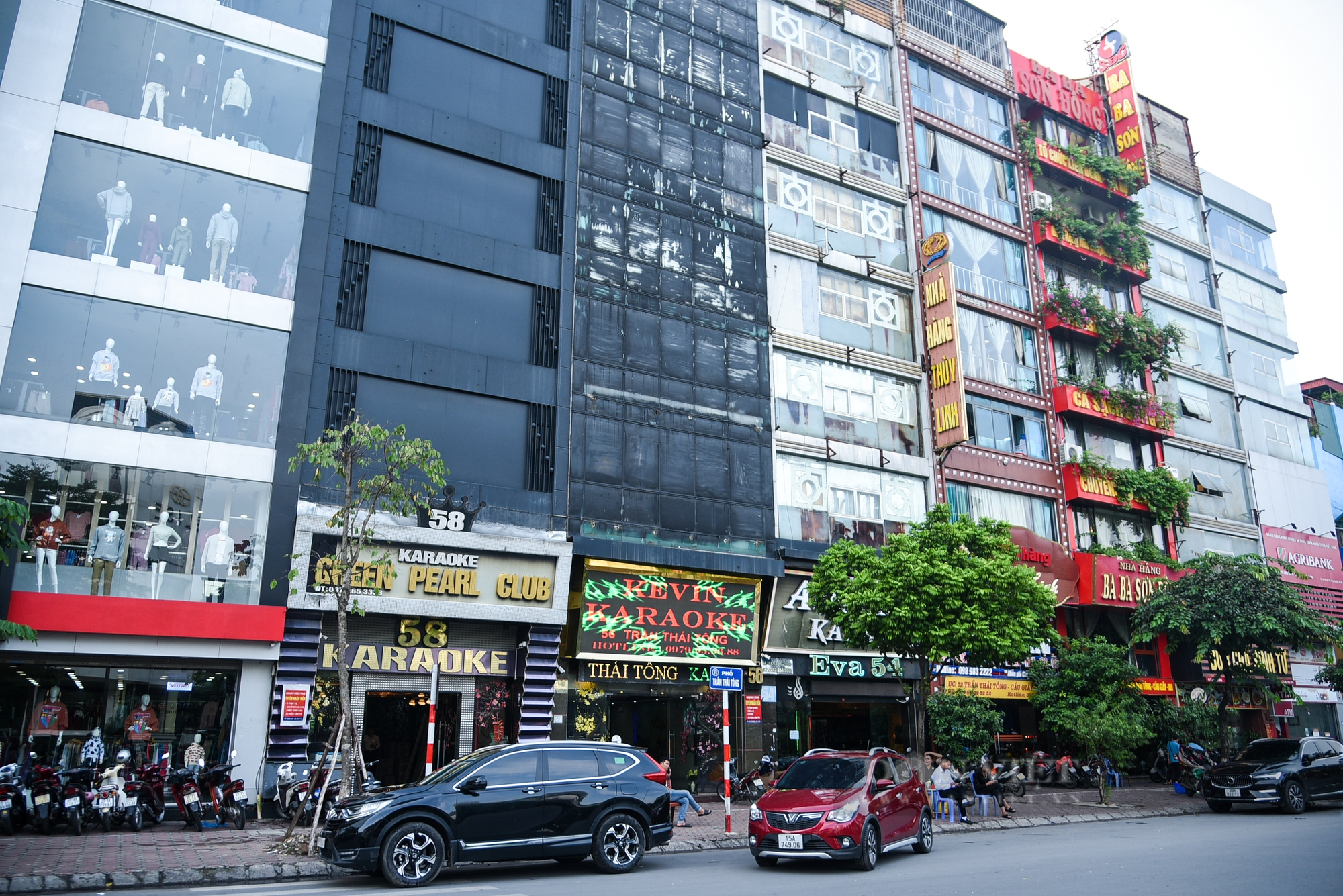 Sau hàng loạt vụ cháy, nhiều quán karaoke ở Hà Nội rơi vào tình trạng ế khách - Ảnh 1.