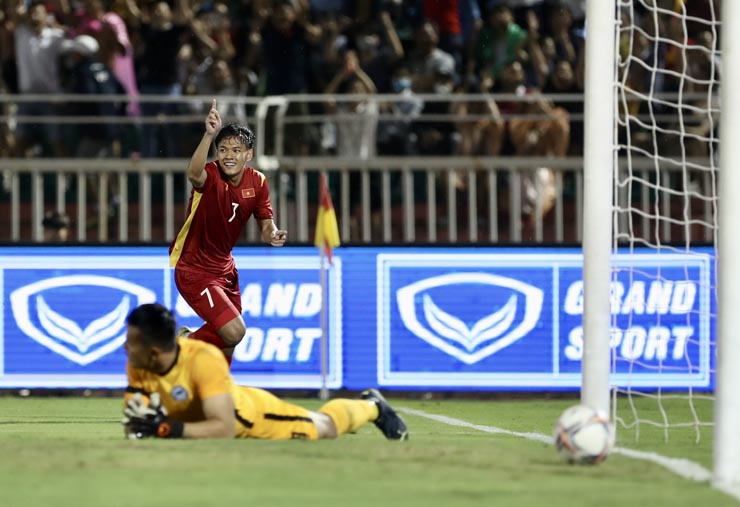 Văn Quyết khai màn &quot;mưa bàn thắng của ĐT Việt Nam vào lưới Singapore - Ảnh 4.