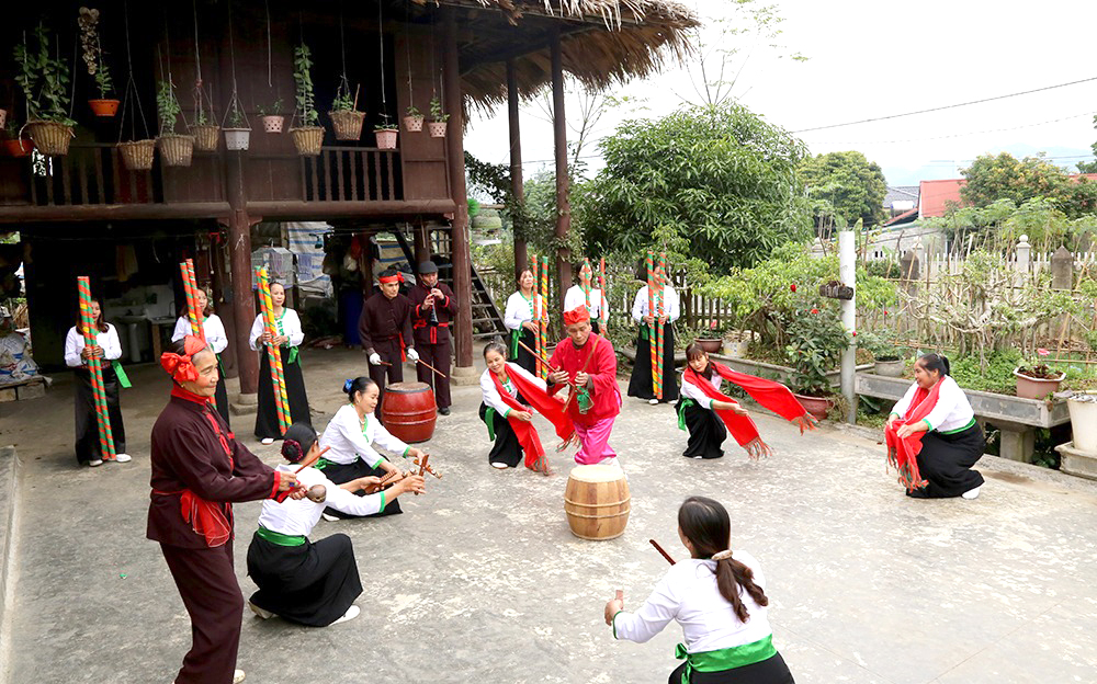 Phục hồi, bảo tồn những giá trị văn hóa đặc sắc của múa chuông, múa rùa, múa trống đu Phú Thọ - Ảnh 1.