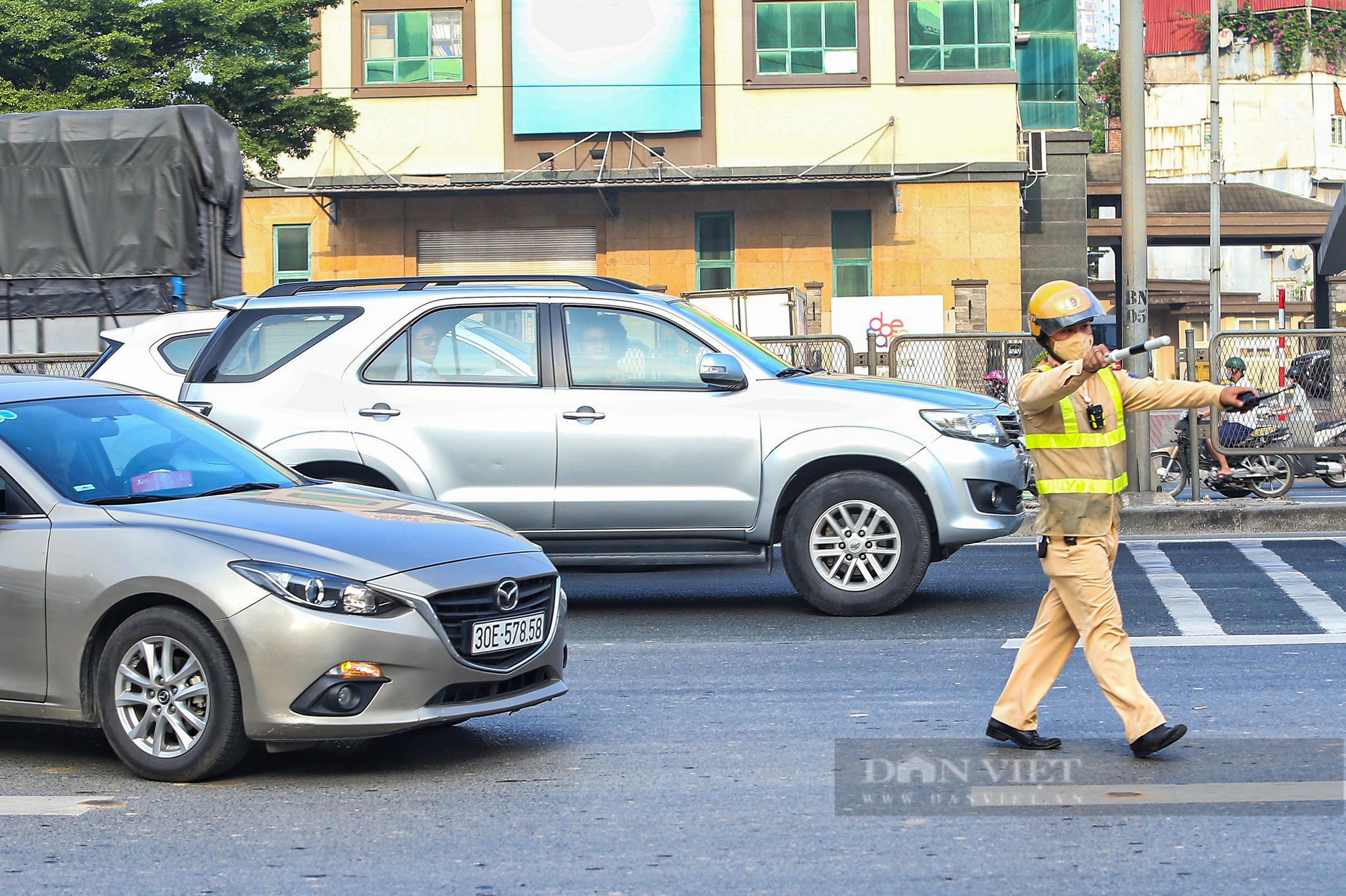 Nhiều ô tô đi vào làn dừng khẩn cấp rồi lấn làn, đè vạch, tạt đầu xe khác trên đường vành đai 3 Hà Nội - Ảnh 12.