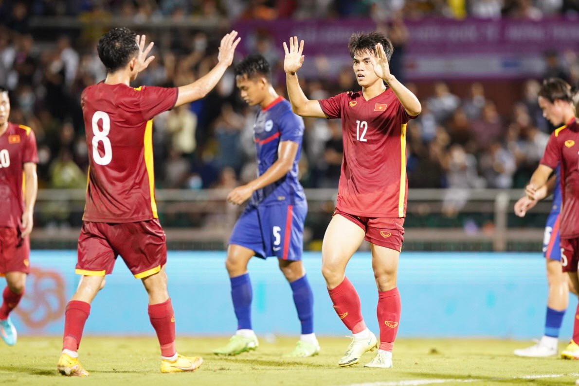 Với chiến thắng đầy ấn tượng trước đội tuyển Singapore, ĐT Việt Nam đã khiến cả nước phấn khích và tự hào. Quốc huy Việt Nam đã được vung cao trong mê cung các đối thủ mạnh tay, chứng minh cho thế giới thấy sức mạnh của bóng đá Việt Nam đang ngày càng được củng cố và tiến bộ.