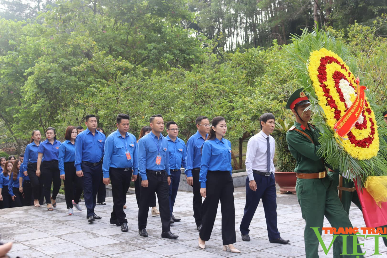 Dâng hương viếng Nghĩa trang Liệt sỹ Nhà tù Sơn La, Nhà tưởng niệm các Anh hùng Liệt sĩ và Đền thờ Bác Hồ - Ảnh 2.