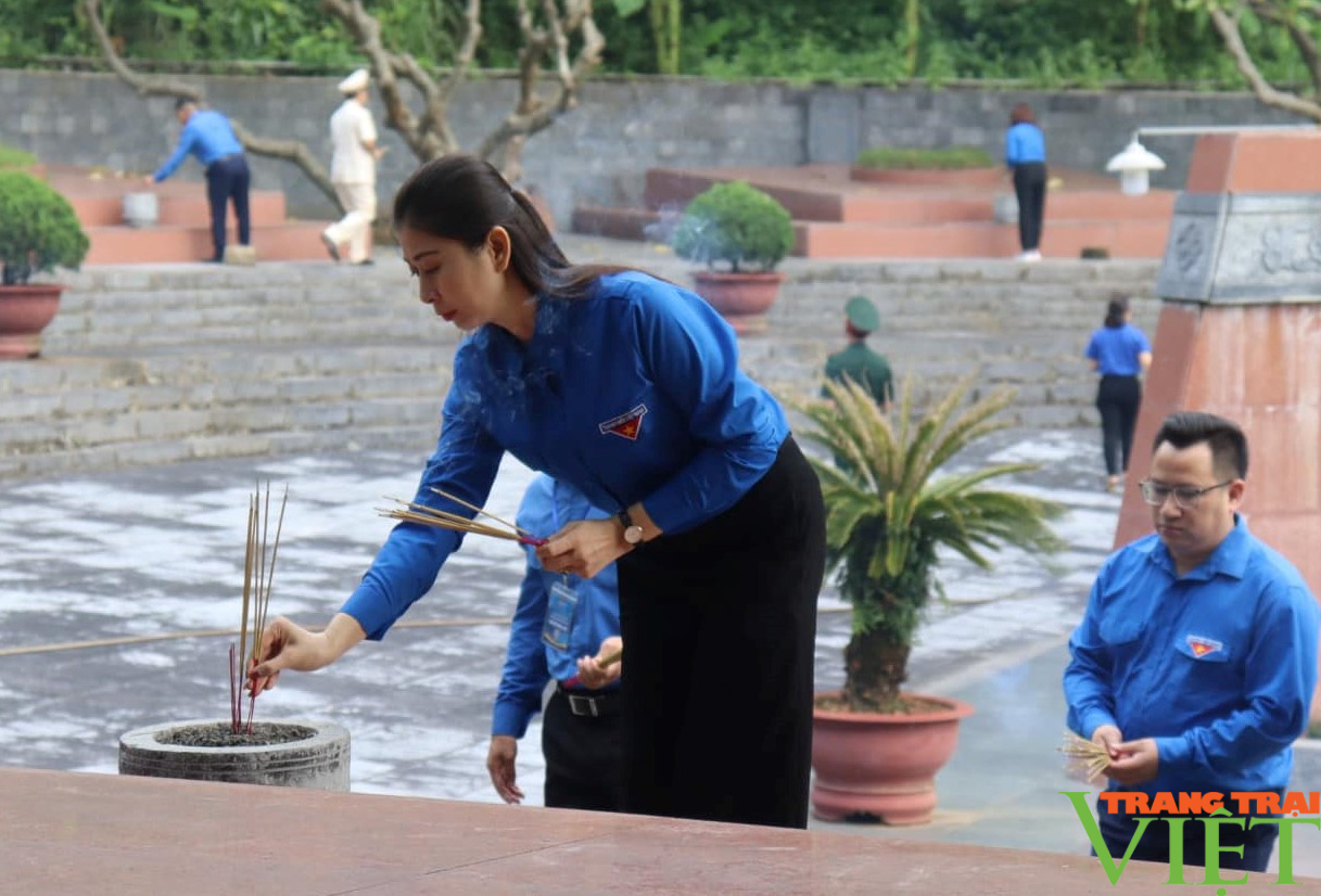 Dâng hương viếng Nghĩa trang Liệt sỹ Nhà tù Sơn La, Nhà tưởng niệm các Anh hùng Liệt sĩ và Đền thờ Bác Hồ - Ảnh 3.