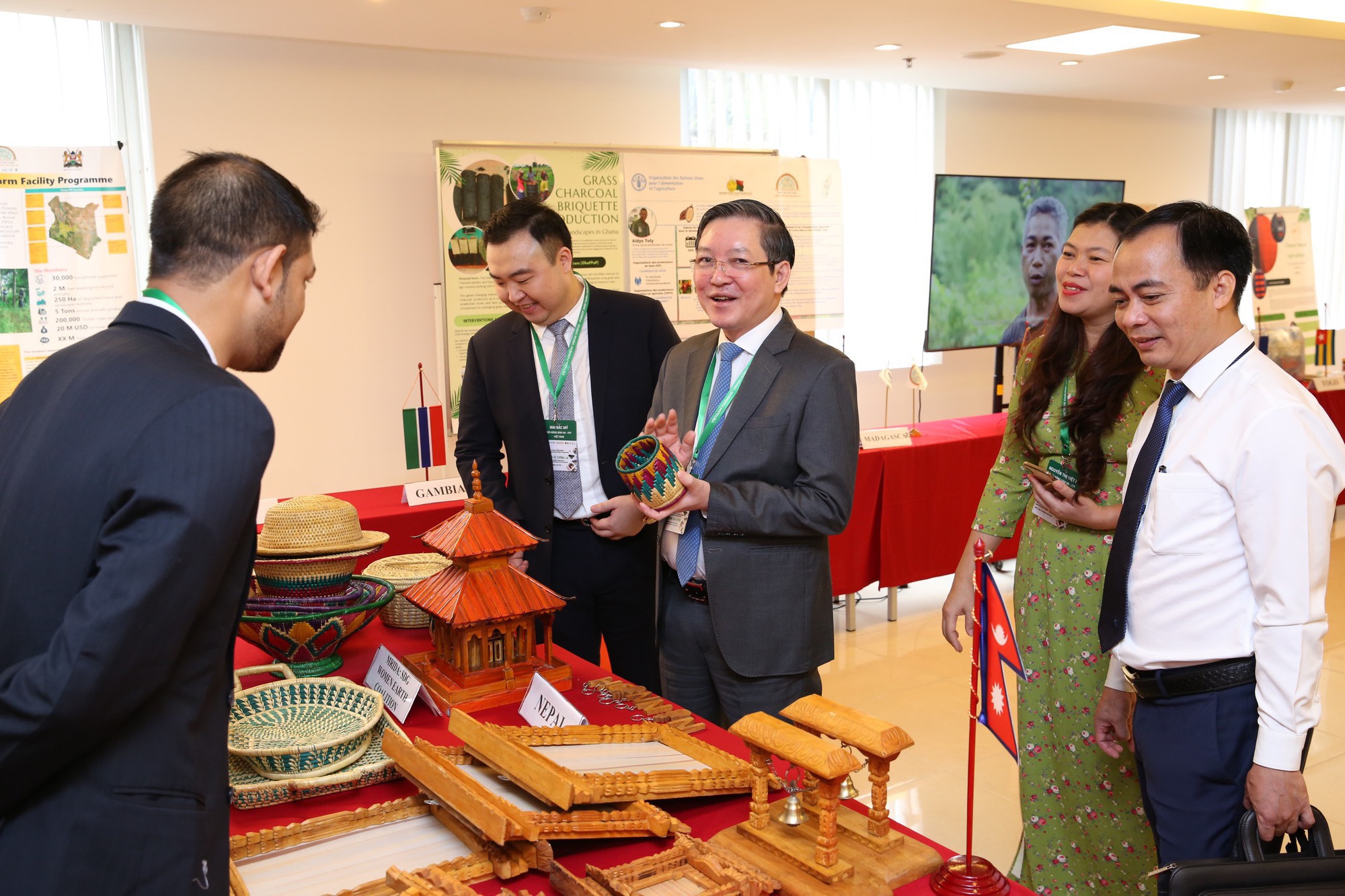 Hội Nông dân Việt Nam tổ chức Hội thảo quốc tế chia sẻ kinh nghiệm giữa các tổ chức sản xuất rừng và trang trại - Ảnh 3.