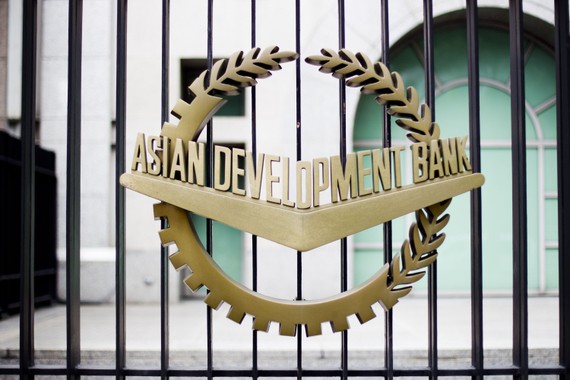 ADB giữ nguyên dự báo kinh tế Việt Nam tăng trưởng 6,5%, lạm phát 3,8% - Ảnh 1.