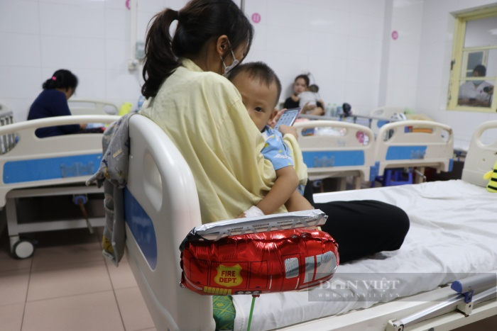 Gia tăng bệnh nhi nhập viện gây quá tải, cha mẹ loay hoay tìm bệnh viện cho con - Ảnh 5.