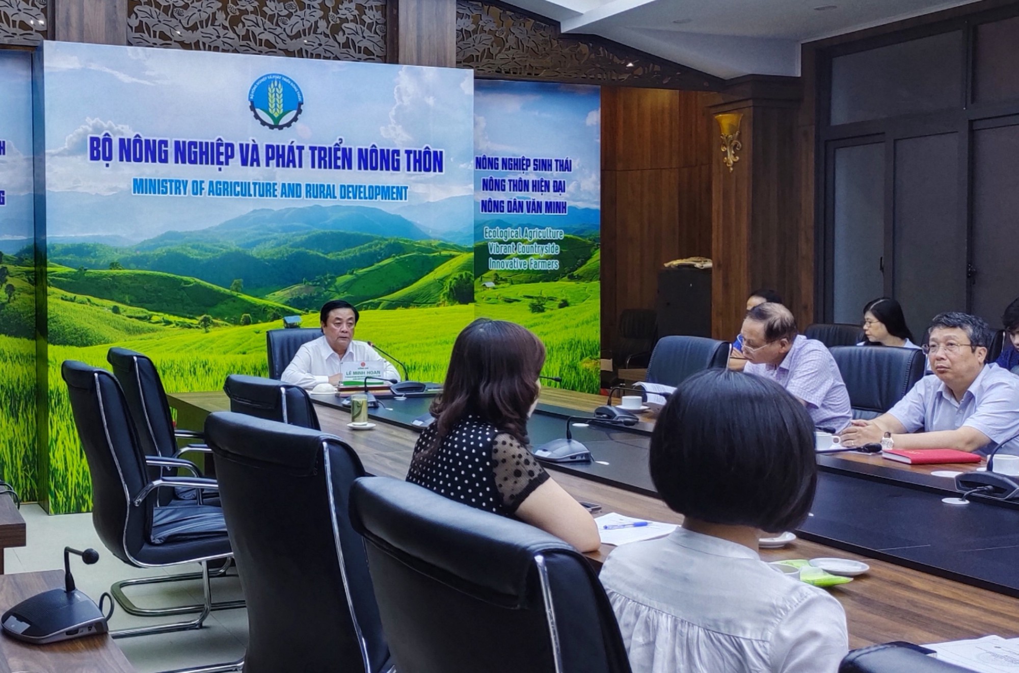 Sau vụ rau chợ đầu mối, dán nhãn VietGAP &quot;tuồn&quot; vào siêu thị: Bộ NNPTNT họp &quot;nóng&quot; - Ảnh 1.