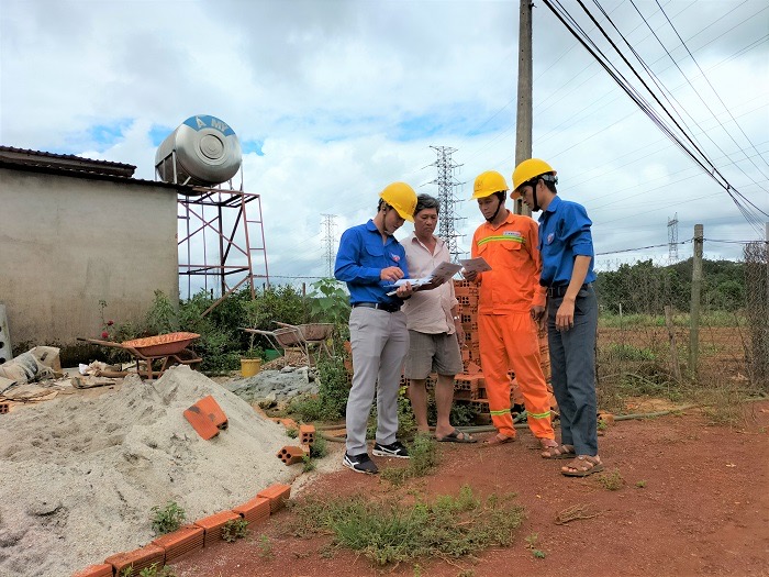 PC Đắk Nông: Tuyên truyền, vận động người dân nâng cao ý thức bảo vệ an toàn hành lang lưới điện    - Ảnh 1.