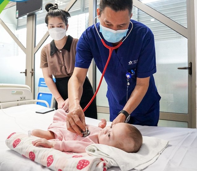 2 cuộc phẫu thuật cam go cứu sống bệnh nhi người Lào bị hẹp khí quản lại vừa mổ tim bẩm sinh  - Ảnh 1.