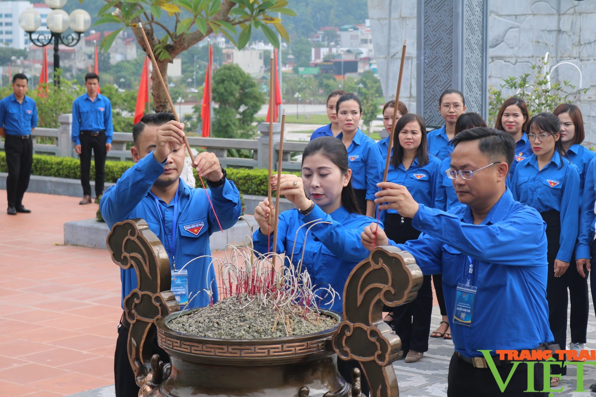 Dâng hương viếng Nghĩa trang Liệt sỹ Nhà tù Sơn La, Nhà tưởng niệm các Anh hùng Liệt sĩ và Đền thờ Bác Hồ - Ảnh 5.