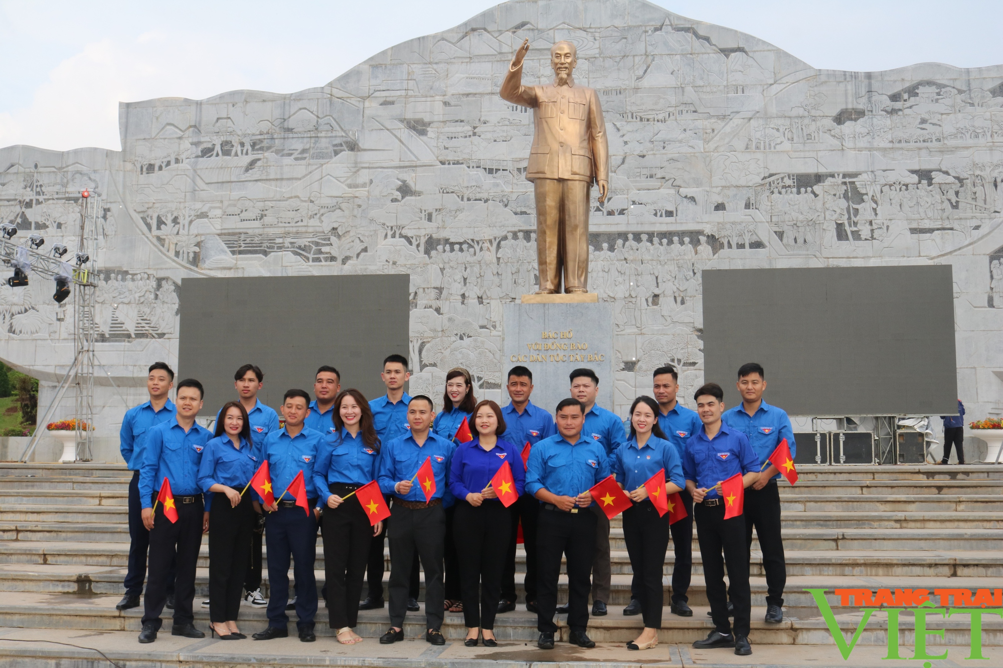 Dâng hương viếng Nghĩa trang Liệt sỹ Nhà tù Sơn La, Nhà tưởng niệm các Anh hùng Liệt sĩ và Đền thờ Bác Hồ - Ảnh 6.