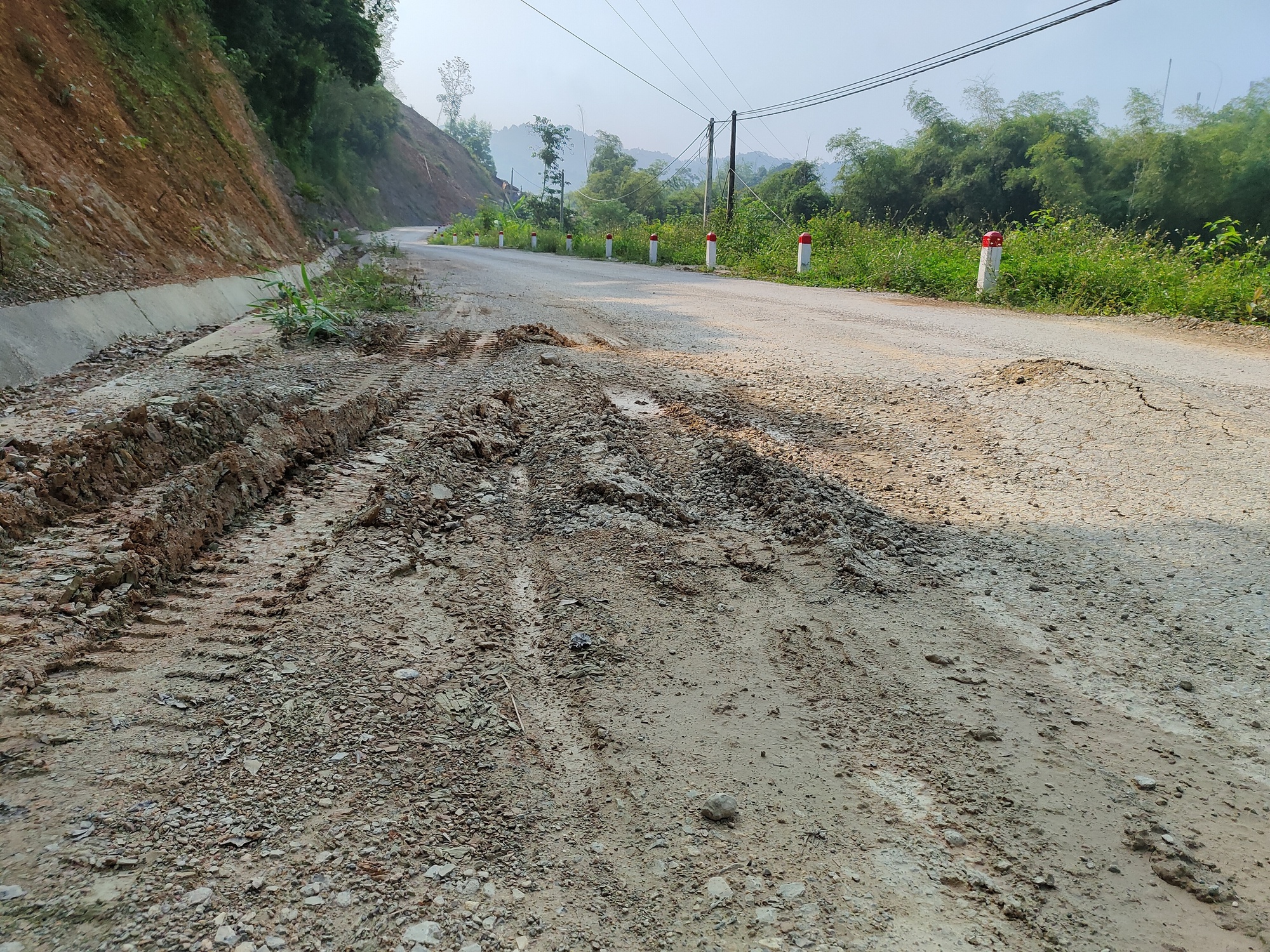 Lạng Sơn: Đường đầu tư từ ngân sách gần 100 tỷ chưa thi công xong đã hư hỏng - Ảnh 5.