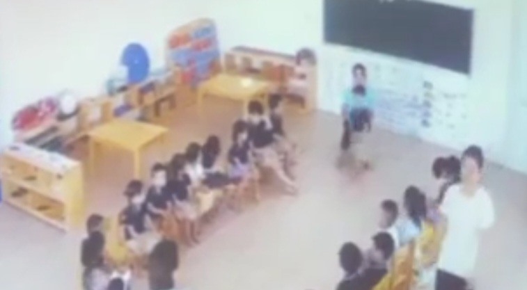 Vụ cô giáo mầm non ở Thái Bình dùng gai bưởi đâm trẻ: Kiểm tra vết tích trên người 9 bé - Ảnh 2.