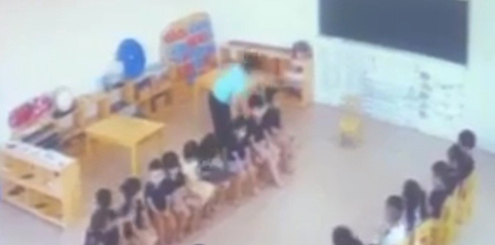 Vụ cô giáo mầm non ở Thái Bình dùng gai bưởi đâm trẻ: Kiểm tra vết tích trên người 9 bé - Ảnh 1.